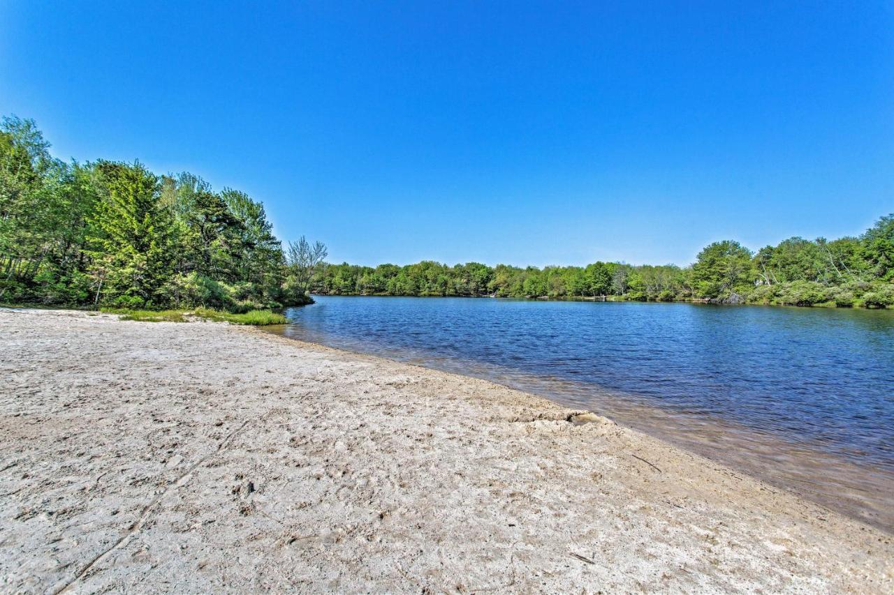 Peaceful Poconos Home With Lake And Pool Access! Long Pond Buitenkant foto